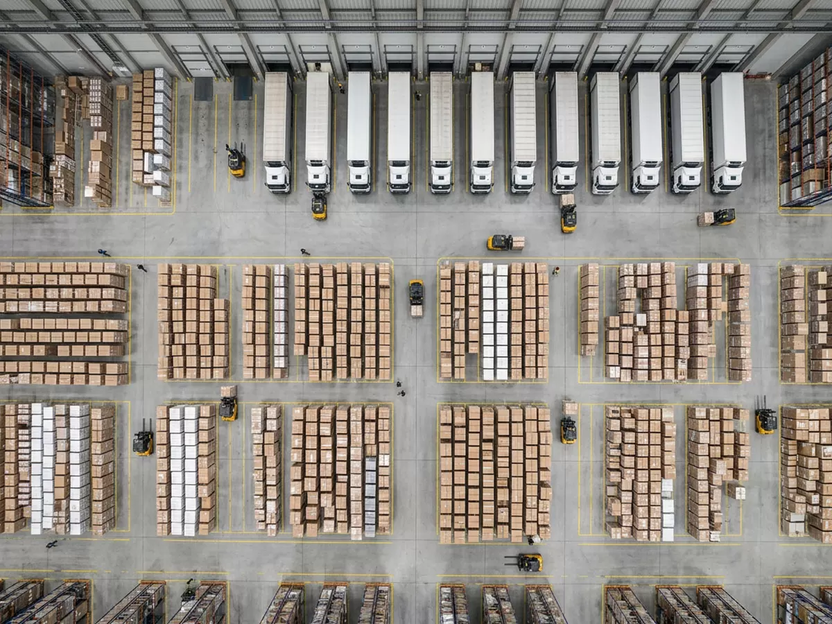 Vista aérea de bodega con pallets agrupados listos para envío